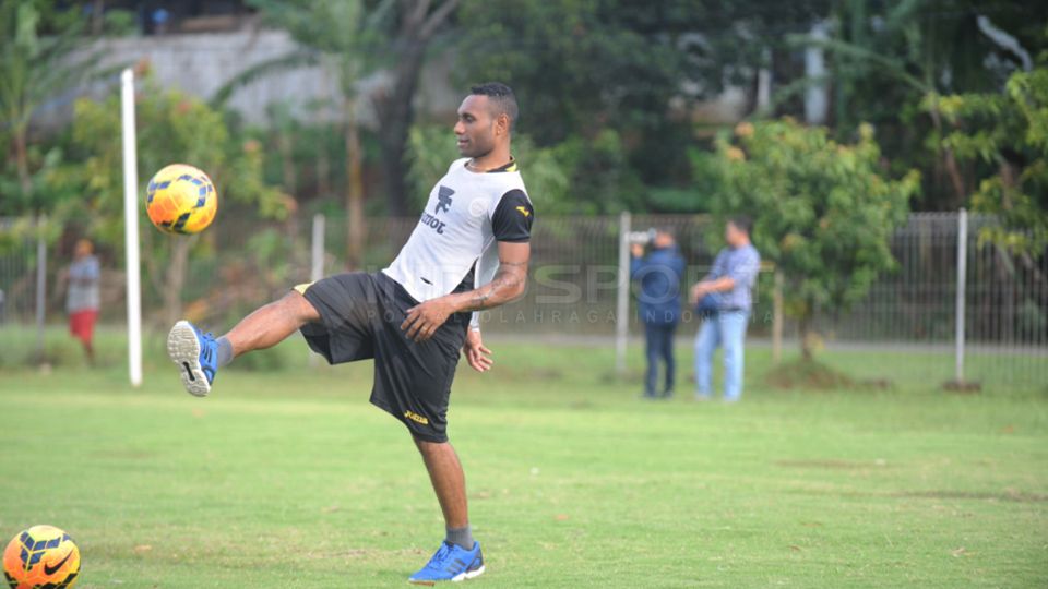 Titus Bonai, pemain baru Persipura Jayapura. Copyright: © Ratno Prasetyo/INDOSPORT